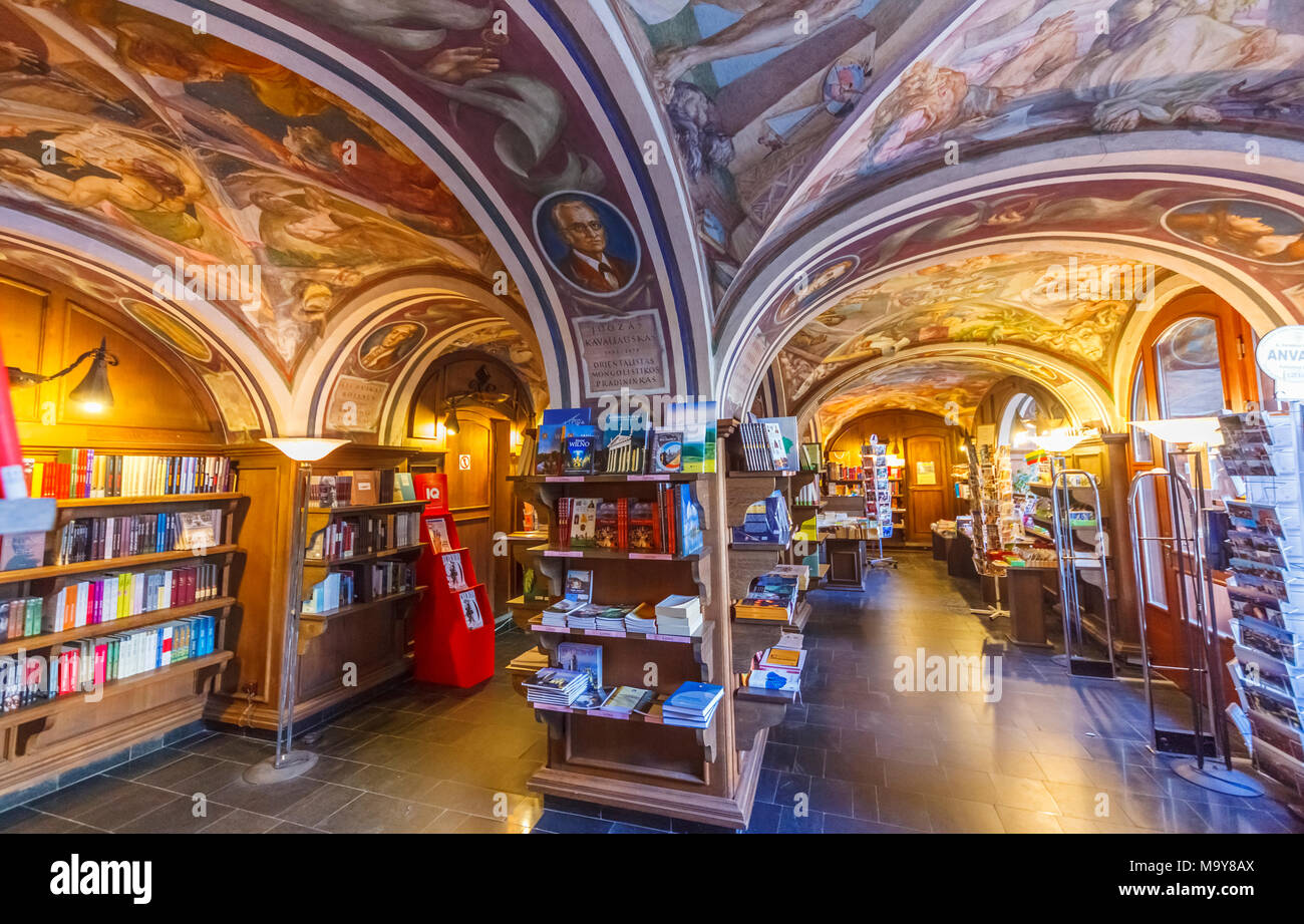 Littera Buchhandlung, an der Universität Vilnius, im Herzen der Altstadt von Vilnius, Litauen, mit bunt bemalten Decken von Antanas Kmieliauskas Stockfoto