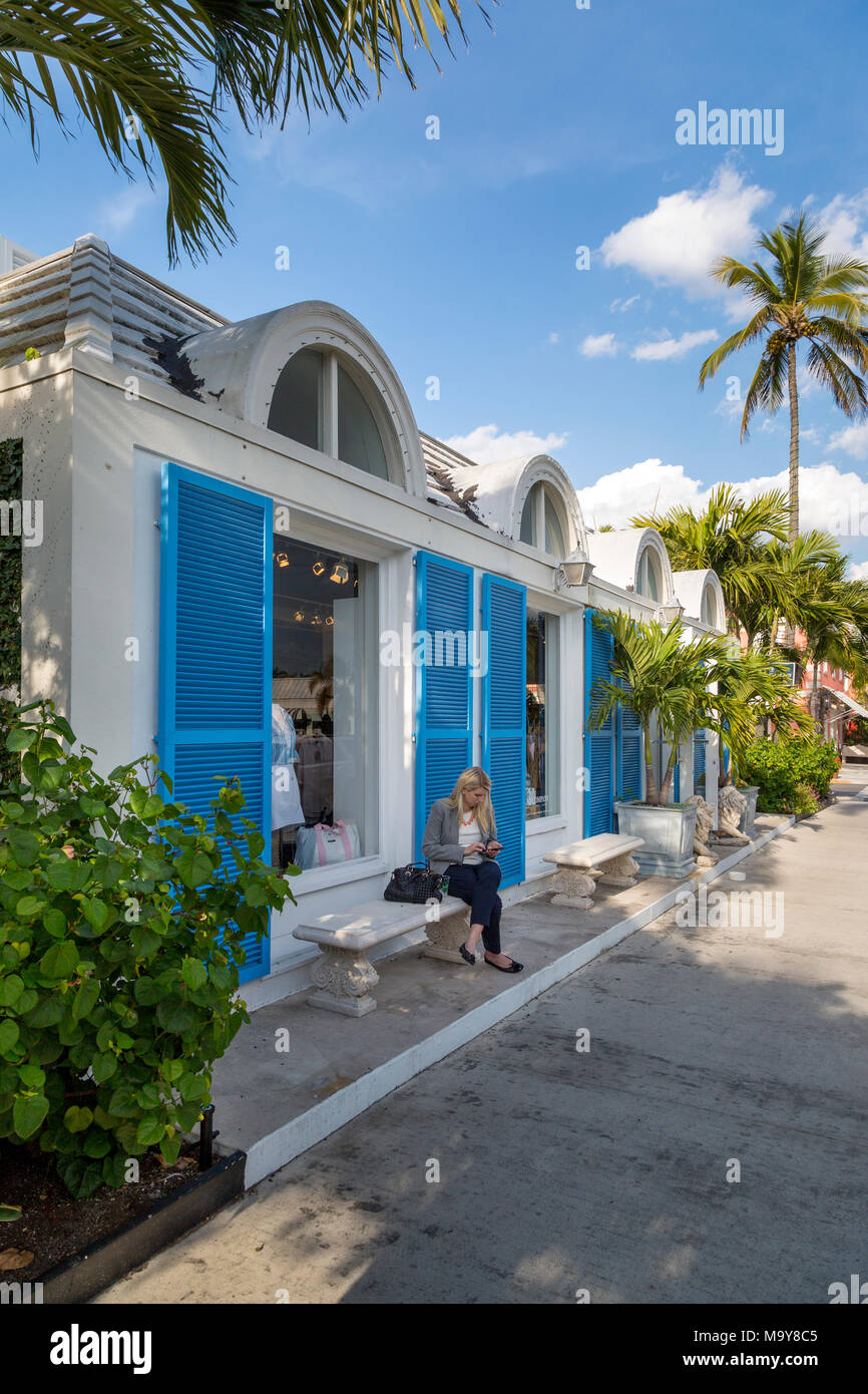 Blauen Fensterläden auf Französisch inspirierte Kleidung Boutique im 3. Street Shopping District, Naples, Florida, USA Stockfoto