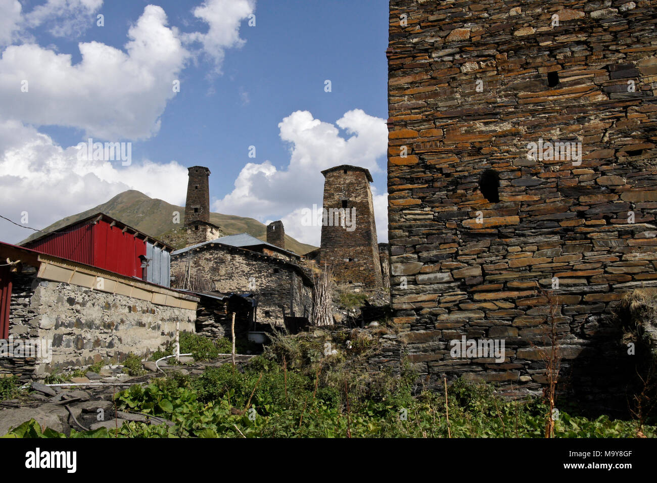 Mittelalterlichen Türme steigen über die neueren Häuser von Harderwijk Dorf, obere Swanetien, Georgien Stockfoto