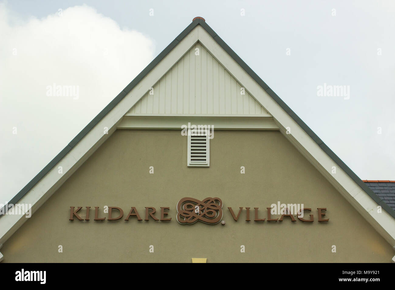 Ein großes Schild auf einer giebelwand am Eingang des renommierten Kildare Village Retail Park in der Grafschaft Kildare Irland Werbung, Business, business l Stockfoto