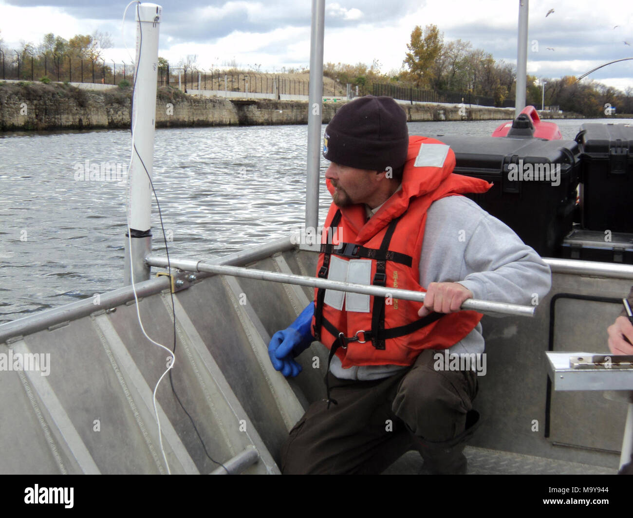 Lichtschranke testen. Jeff Stewart (CARTERVILLE FWCO) Richtet ein oszilloskop Sonde zur Messung des elektrischen Feldes in verschiedenen Abständen vom Boot aus. Foto Stockfoto