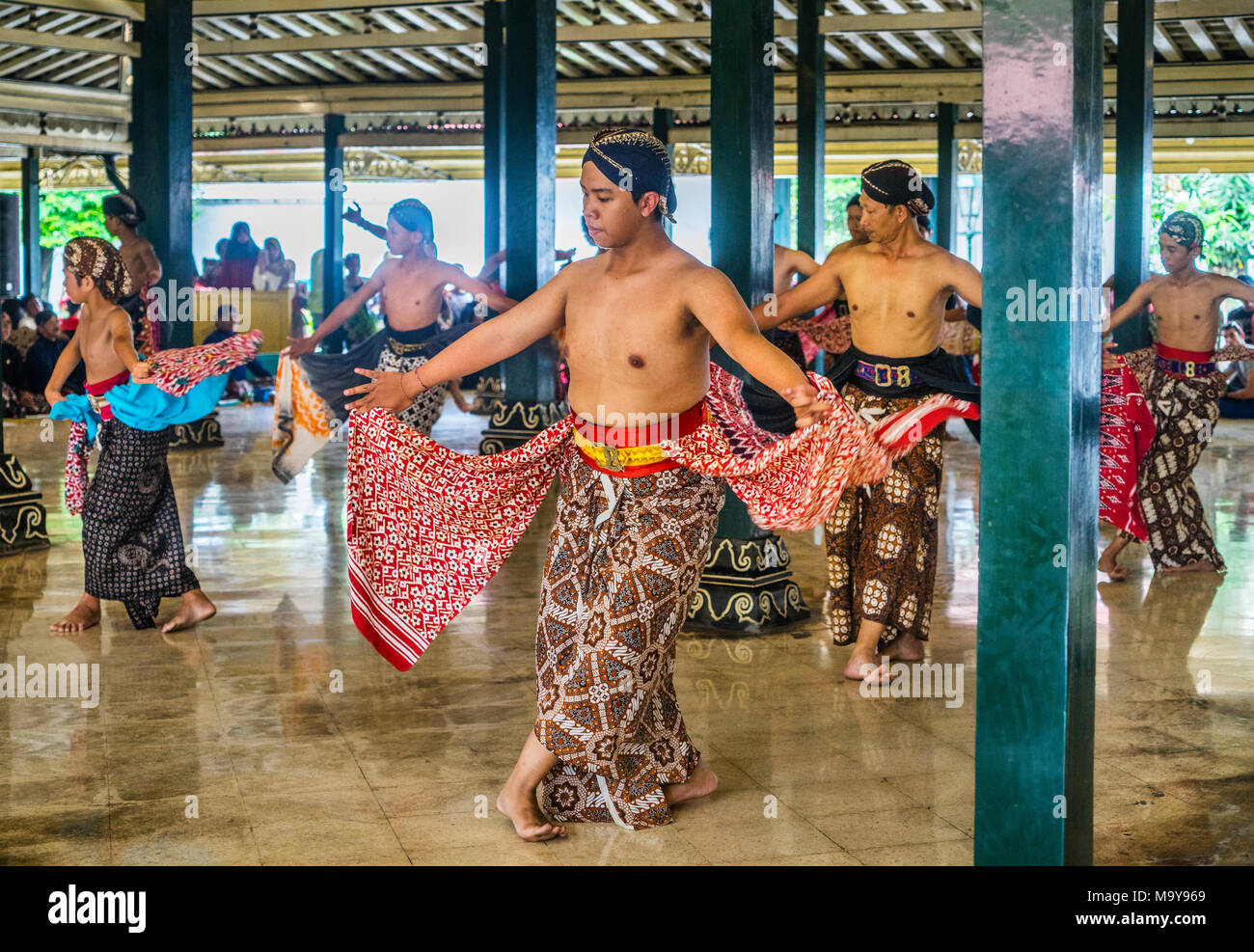 Beksan Putra, traditionelle männliche Palace dance Performance an der Kraton Ngayogyakarta Hadiningrat, der Palast des Sultanat Yogyakarta, Central Java, Stockfoto