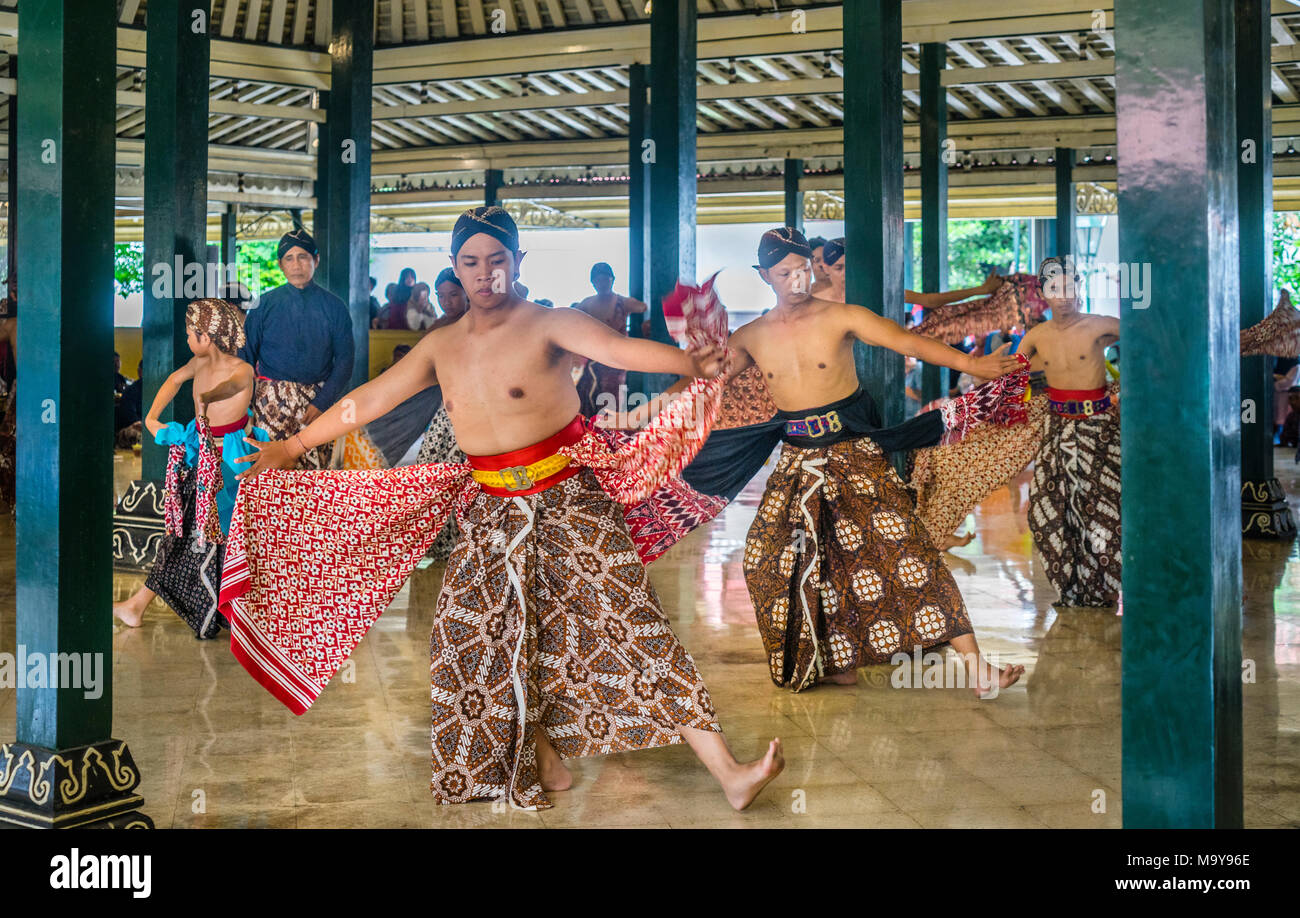 Beksan Putra, traditionelle männliche Palace dance Performance an der Kraton Ngayogyakarta Hadiningrat, der Palast des Sultanat Yogyakarta, Central Java, Stockfoto