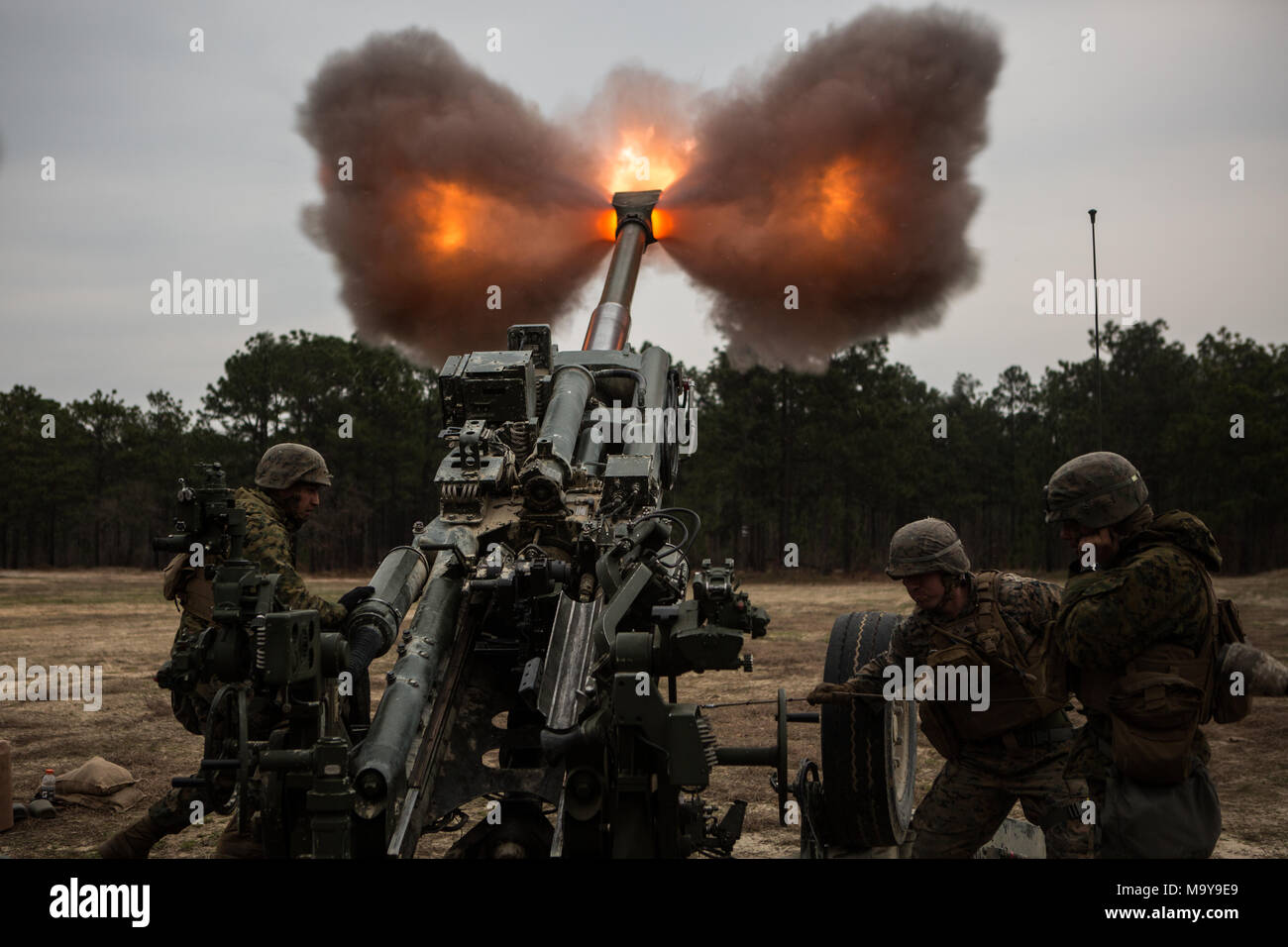 Us-Marines mit Batterie G, 2 Bataillon, 10 Marines, 2nd Marine Division (2d MARDIV) Feuer ein M777A2 Howitzer als Teil ihrer jährlichen Marine Corps Combat Readiness Evaluation (MCCRE) auf Ft. Bragg, N.C., März 11, 2018. Die MCCRE ist eine Bewertung der Wirksamkeit der Batterie. (U.S. Marine Corps Foto von Lance Cpl. Nghia Tran) Stockfoto