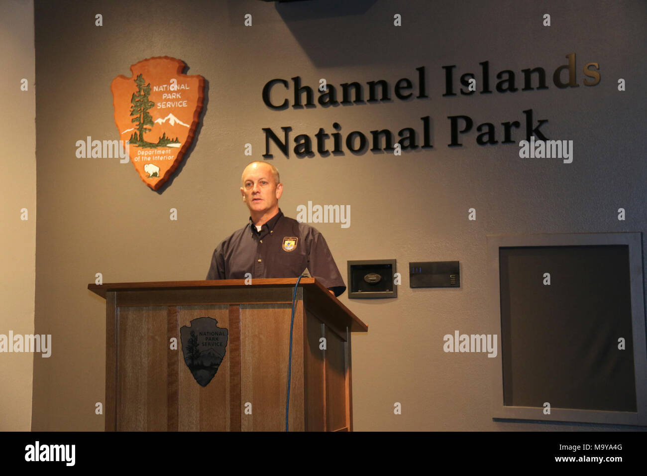 Insel Fox Pressekonferenz. Steve Henry, Feld Supervisor, US-Fisch und Wildlife Service Stockfoto