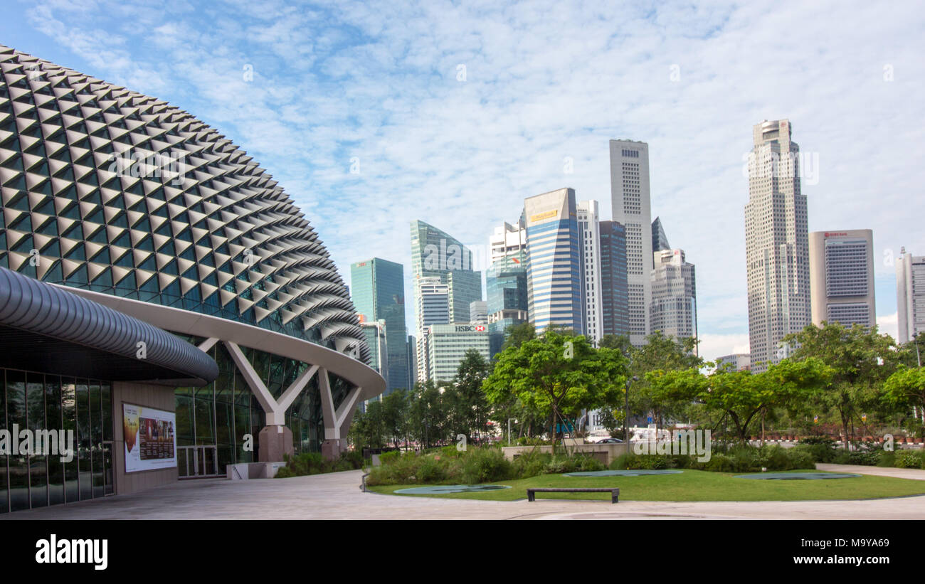 Singapur - April 01,2017: Esplanade Theater an der Marina Bay mit Singapore Downtown Skyline im Hintergrund, es hat einen Spitznamen Durian, die von der Sünde Stockfoto