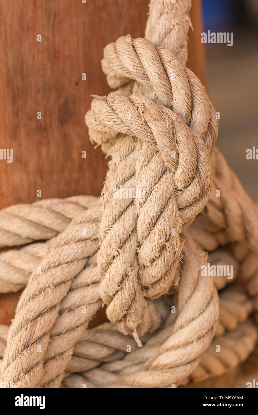 Altes Fischerboot Seil mit einem gebundenen Knoten Stockfoto