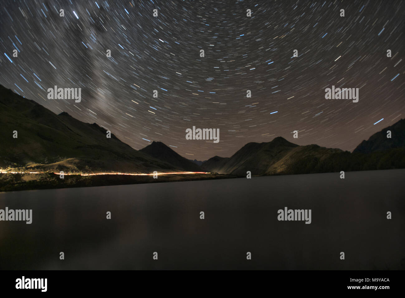 Star trails und die Milchstraße über Moke Lake in der Nähe von Queenstown, Neuseeland Stockfoto