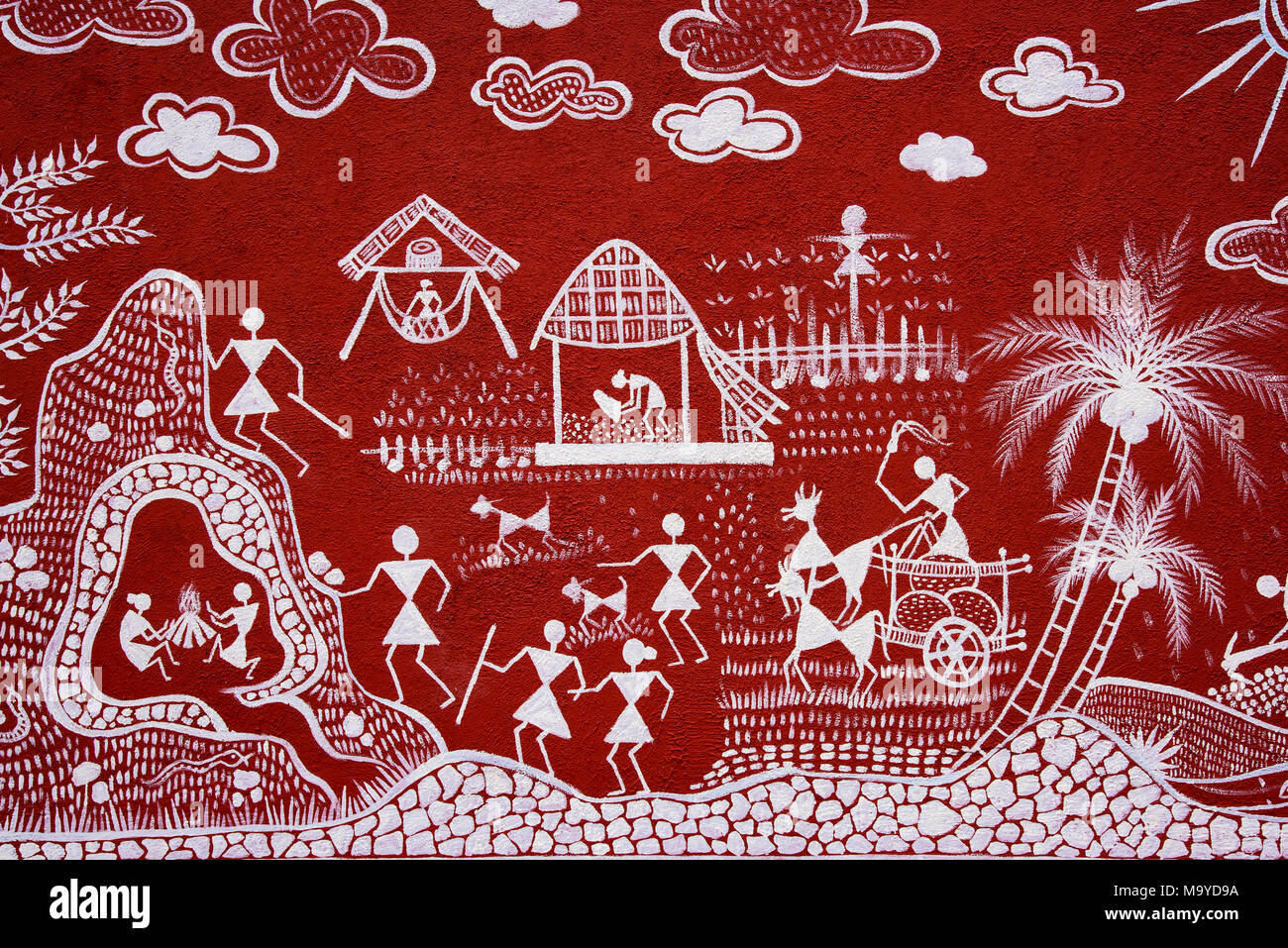Warli Gemälde an der Wand, ländliche Kunst, in der Nähe von Pune, Maharashtra, Indien Stockfoto