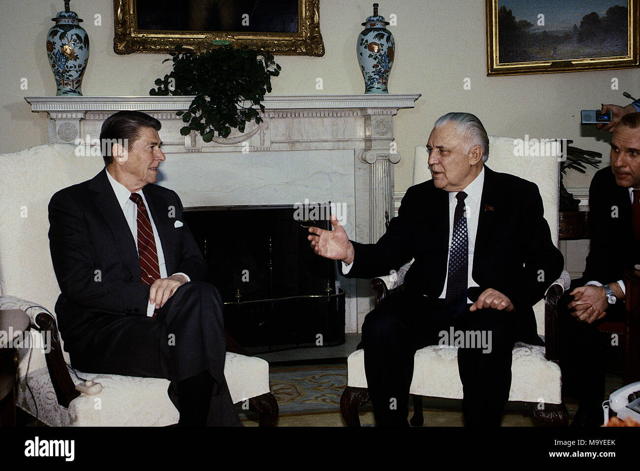 Washington DC., USA, 7. März 1985 Präsident Ronald Reagan trifft mit dem Ersten Sekretär der Kommunistischen Partei der Ukrainischen SSR Volodymyr Shcherbytsky im Oval Office. Credit: Mark Reinstein/MediaPunch Stockfoto