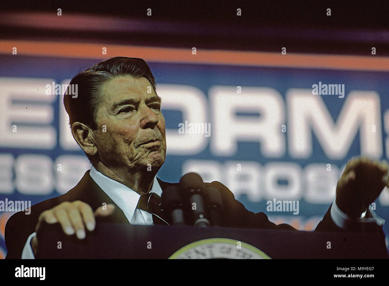 Chicago, Illinois, USA, Oktober 10, 1985 Präsident Ronald Reagan spricht über seine Steuerreform Politik an der Gordon Tech High School in Chicago. Credit: Mark Reinstein/MediaPunch Stockfoto