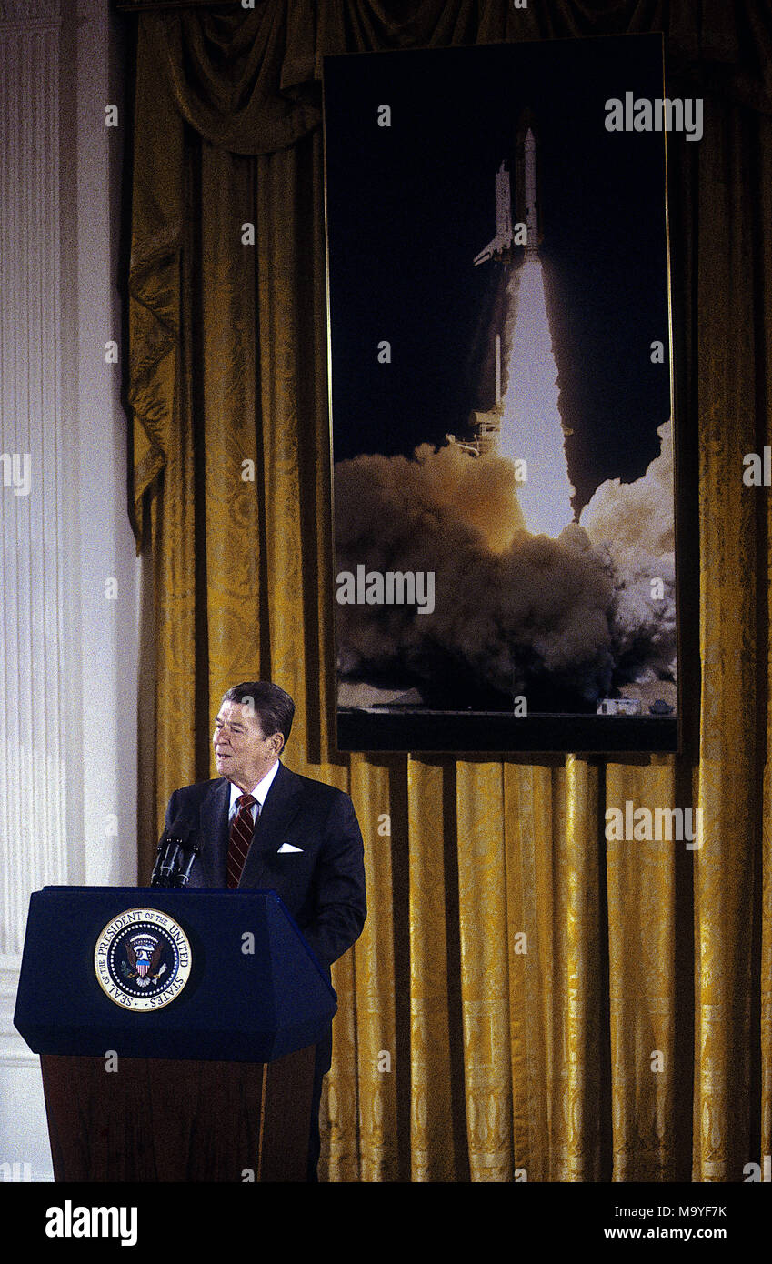 Washington, DC., USA, 25. Juni 1985 Präsident Ronald Reagan spricht über das Space Shuttle Programm im East Room des Weißen Hauses. Dies war für die endgültige Auswahl für einen Lehrer im Raum mit dem Shuttle zu gehen. Christa McAuliffe war als Lehrer in den Raum zu gehen. Sie starb, als das Shuttle Challenger 1986 explodierte. Credit: Mark Reinstein/MediaPunch Stockfoto