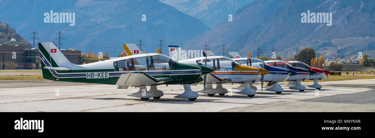 Wooden sport Eindecker vom Typ Robin DR 400 DR 401 am Flughafen Sion, Schweiz gefüttert Stockfoto