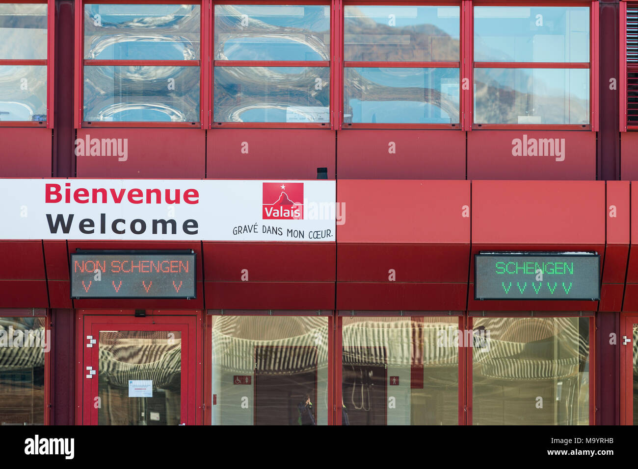 Zeichen des Schengen- und Nicht-schengen-Eingänge an der Ankunftshalle des Flughafen Sion Stockfoto