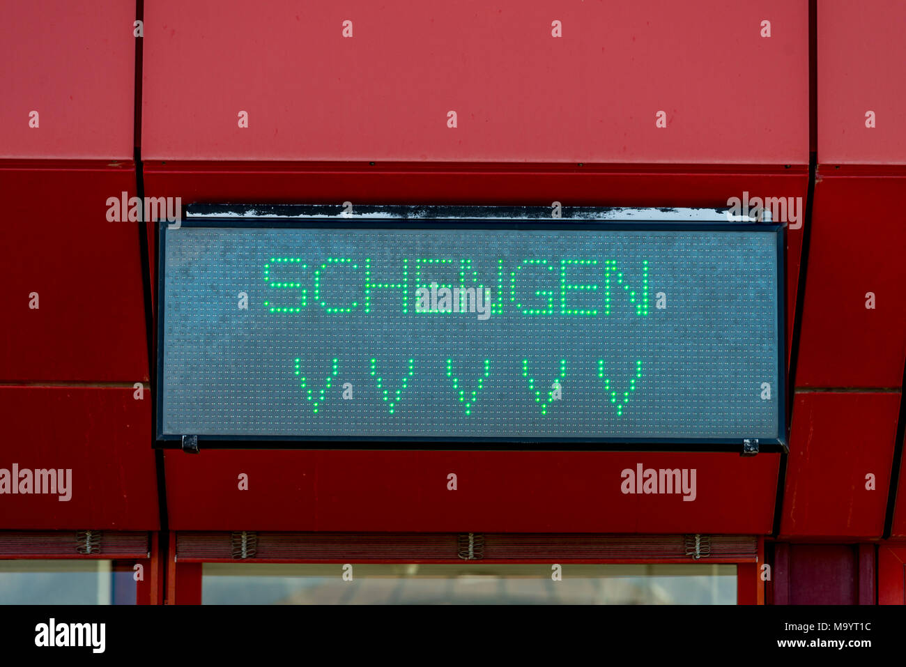 Zeichen des Schengen- und Nicht-schengen-Eingänge an der Ankunftshalle des Flughafen Sion Stockfoto