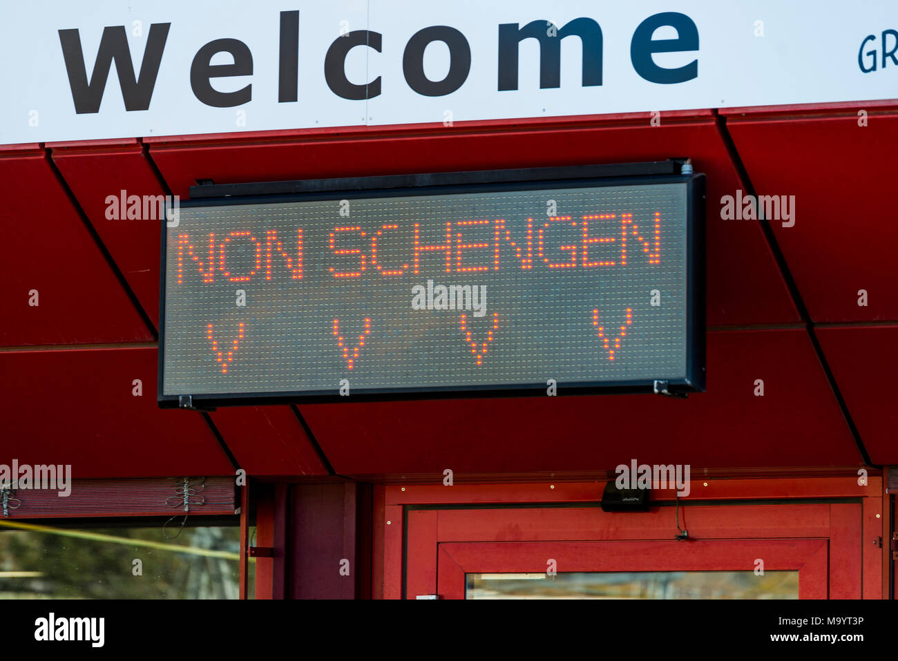 Zeichen des Schengen- und Nicht-schengen-Eingänge an der Ankunftshalle des Flughafen Sion Stockfoto