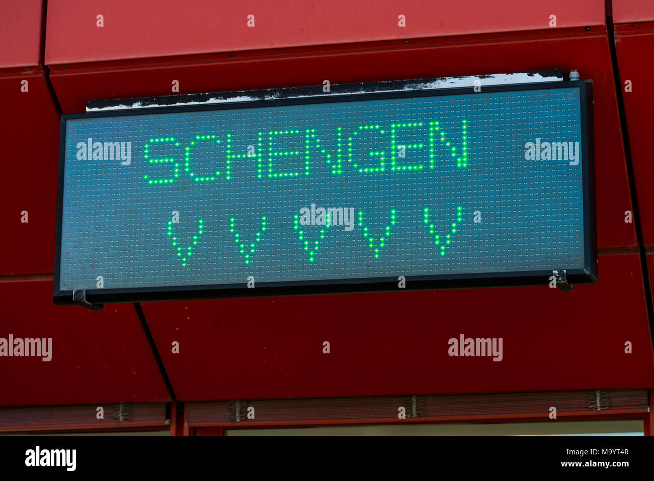 Zeichen des Schengen- und Nicht-schengen-Eingänge an der Ankunftshalle des Flughafen Sion Stockfoto