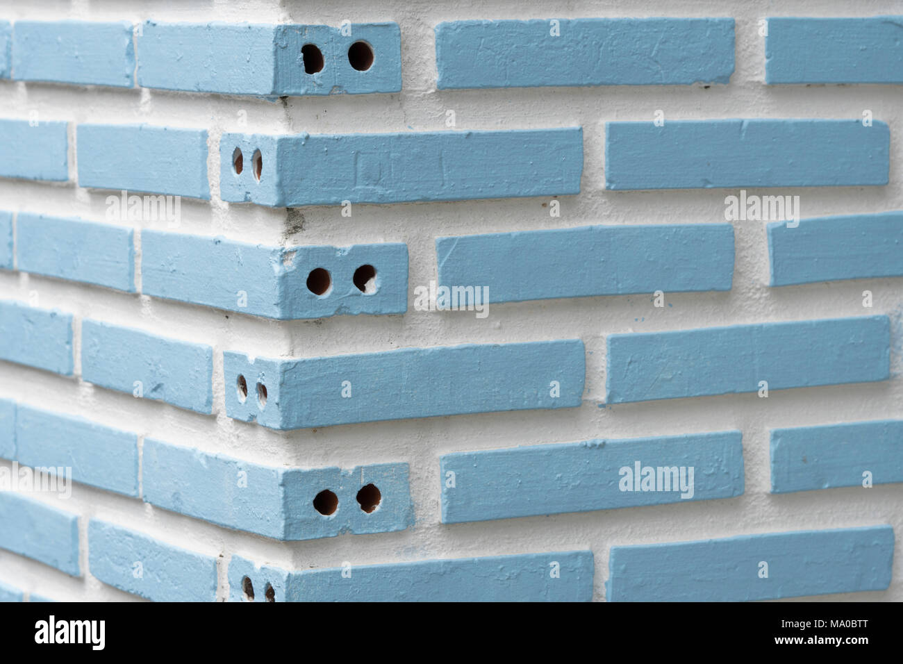 Detail einer blauen Mauer Textur weiß Hintergrund Stockfoto