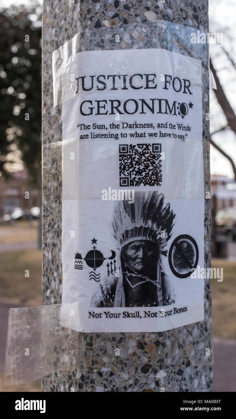 Zeichen auf der Pole, "GERECHTIGKEIT FÜR / zurück bleibt GERONIMO der Apache Warrior Stockfoto
