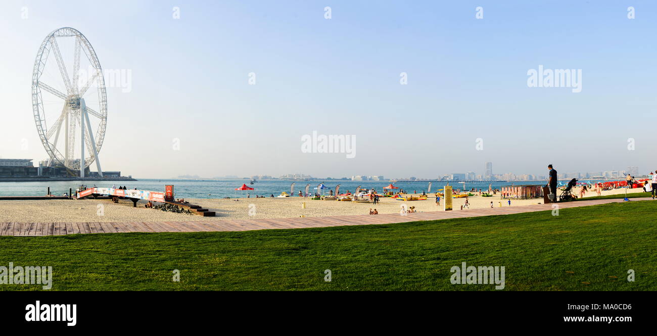 Dubai, Vereinigte Arabische Emirate - 8. März 2018: JBR, Jumeirah Beach Resort Strand Panorama mit Ain Dubai, weltweit größte Riesenrad Stockfoto