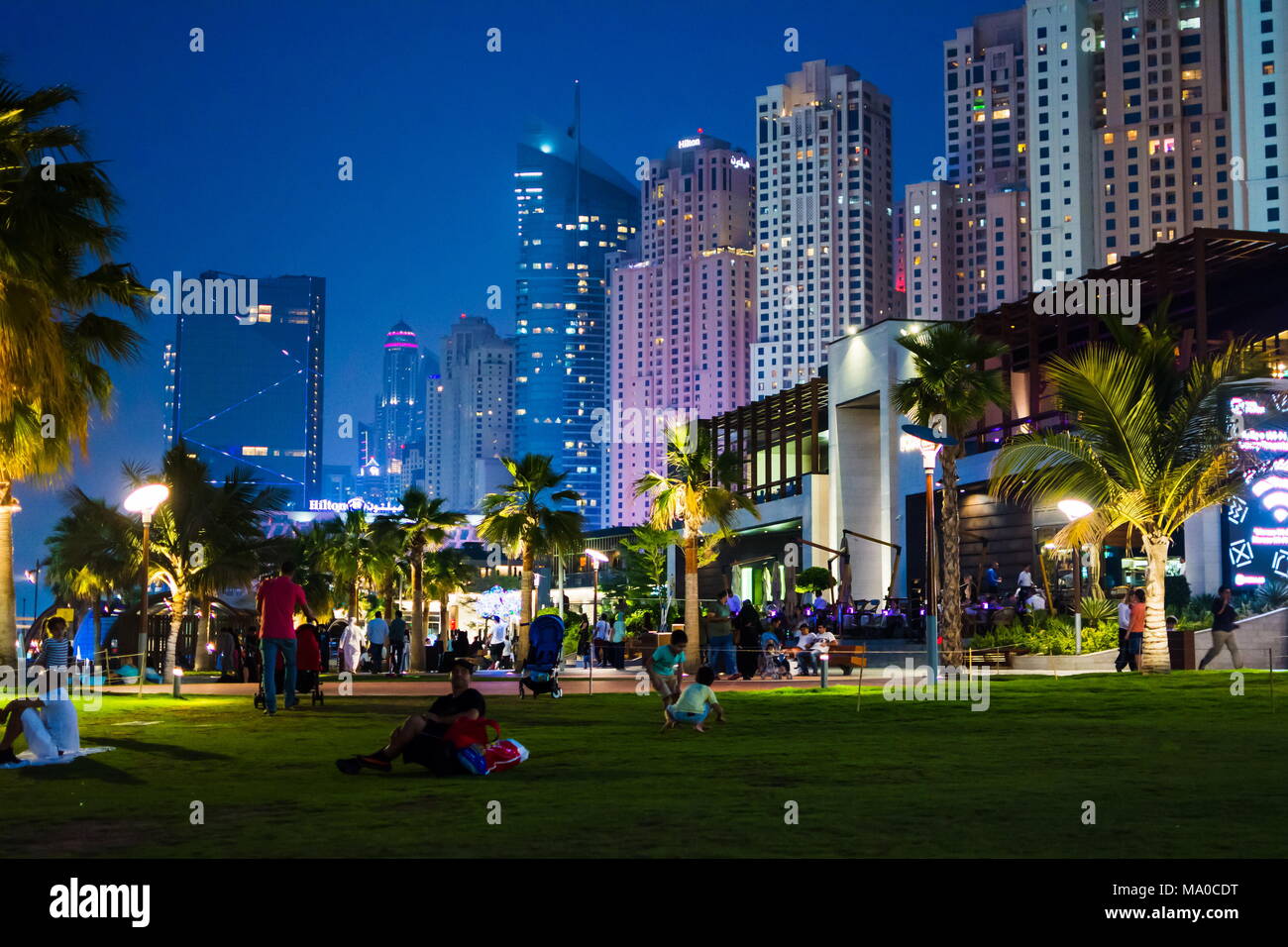 Dubai, Vereinigte Arabische Emirate - 8. März 2018: JBR, Jumeirah Beach Resort Promenade in der Nacht, eine neue touristische Attraktion und Wohngebiet in Dubai, Un Stockfoto