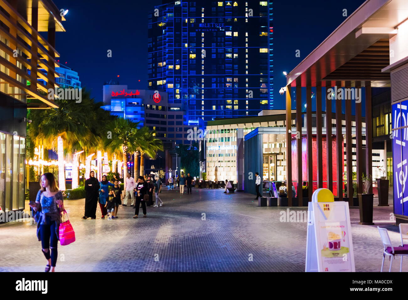 Dubai, Vereinigte Arabische Emirate - 8. März 2018: JBR, Jumeirah Beach Resort Promenade bei Nacht mit Menschen zu Fuß, eine neue touristische Attraktion und residenti Stockfoto