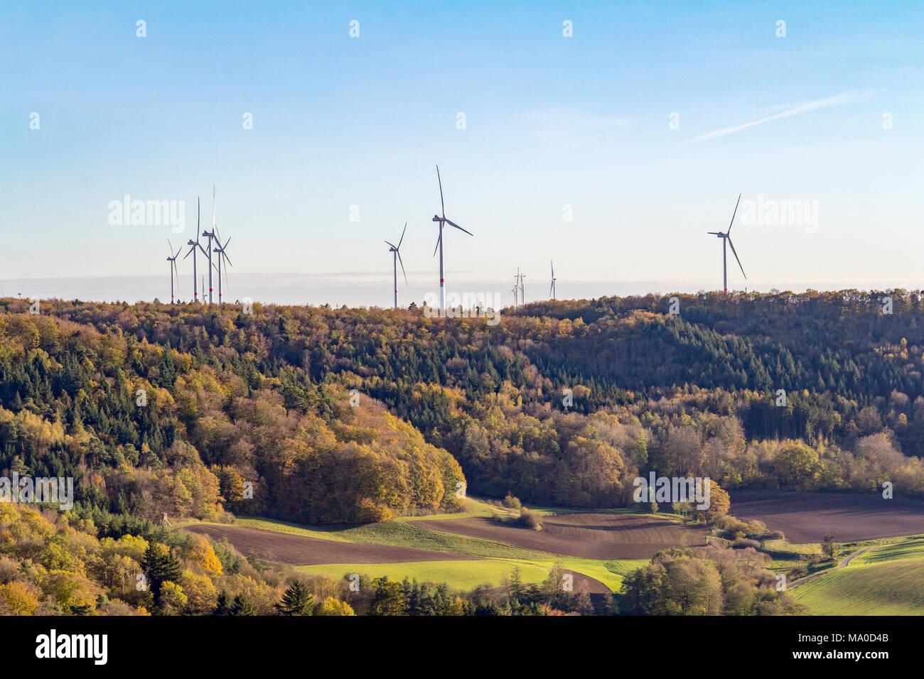 Hohe Betrachtungswinkel einschließlich eines Windparks um einen Hügel namens Einkorn in der Nähe von Schwäbisch Hall Abends im Herbst Stockfoto