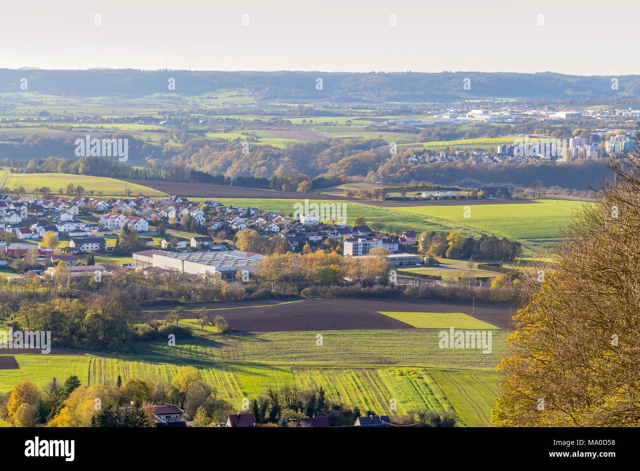 Hohe Betrachtungswinkel um einen Hügel namens Einkorn in der Nähe von Schwäbisch Hall Abends im Herbst Stockfoto