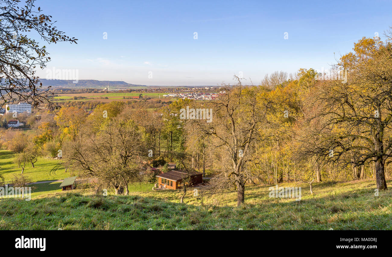 Hohe Betrachtungswinkel um einen Hügel namens Einkorn in der Nähe von Schwäbisch Hall Abends im Herbst Stockfoto