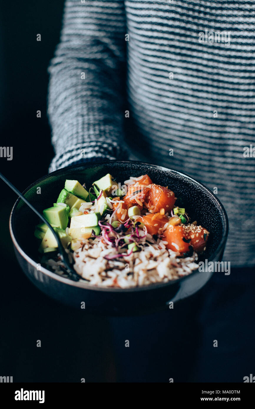 Person, die eine Lachs-Pokéschüssel hält Stockfoto