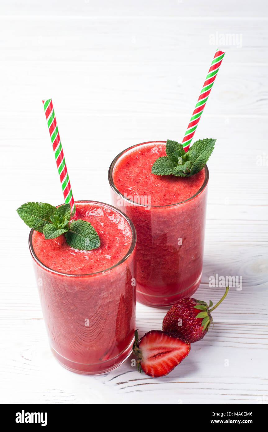Strawberry Smoothie in Glas auf weißem Hintergrund mit kopieren. Sommer Cocktail trinken. Gesunde Ernährung Diät und Frühstück Konzept. Ansicht von oben Stockfoto