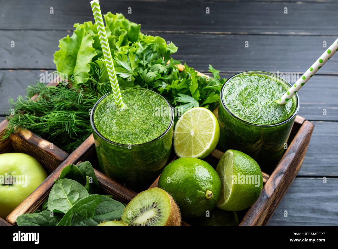 Gesunden grünen Smoothie mit Zutaten Obst und Gemüse Stockfoto