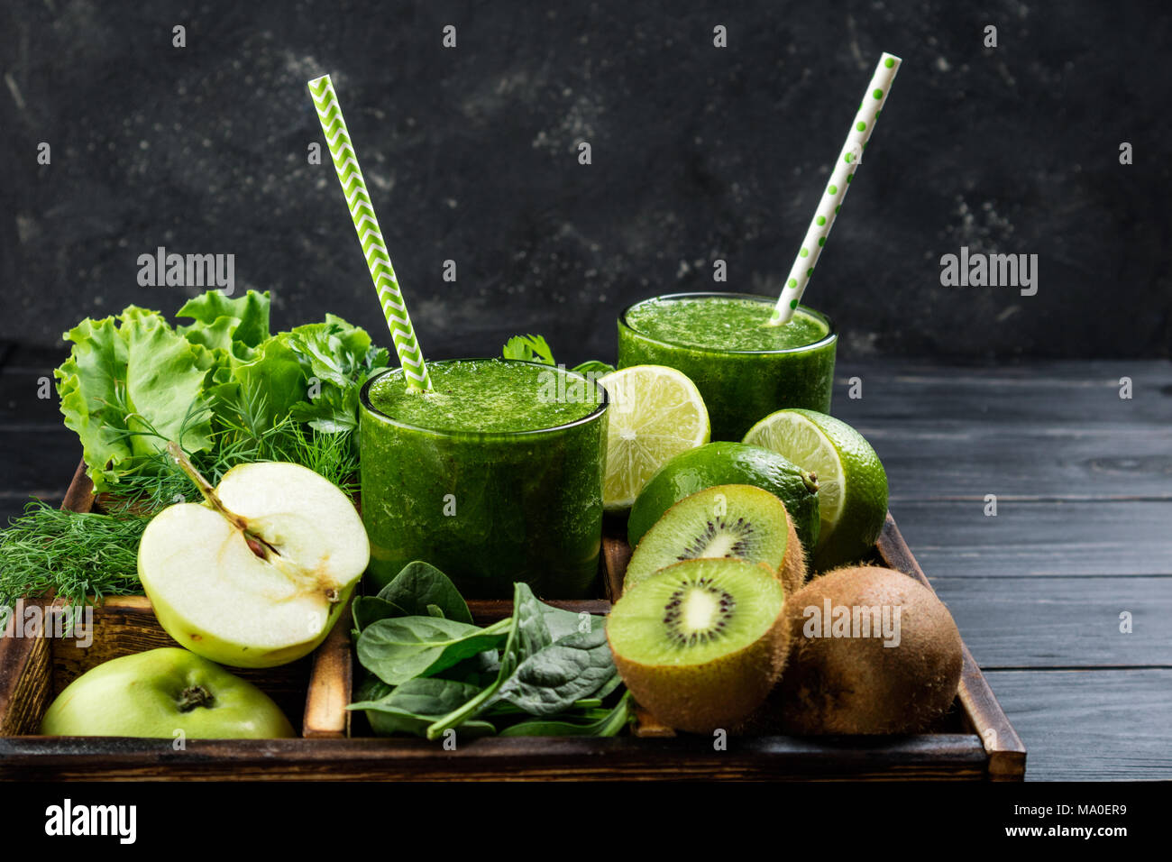 Gesunden grünen Smoothie mit Zutaten Obst und Gemüse. Platz kopieren Stockfoto