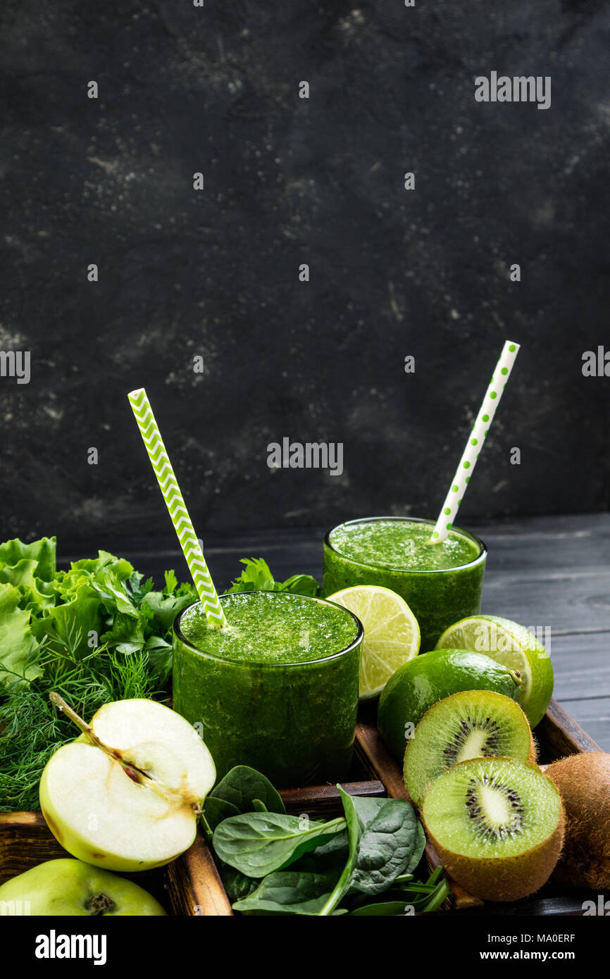 Gesunden grünen Smoothie mit Zutaten Obst und Gemüse. Platz kopieren, vertikale Foto Stockfoto