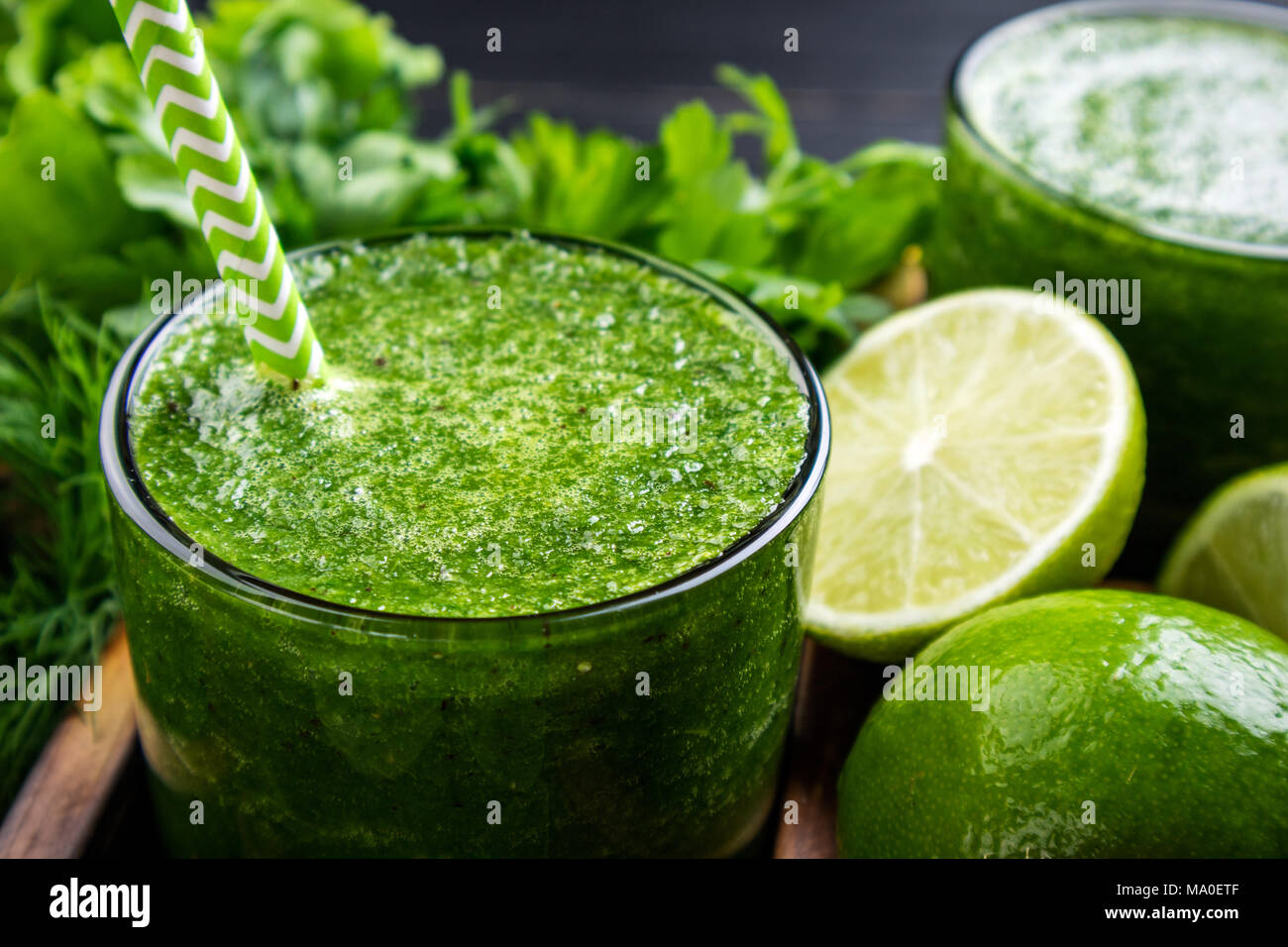 Grüne Smoothie mit Zutaten Obst und Gemüse, Nahaufnahme Stockfoto