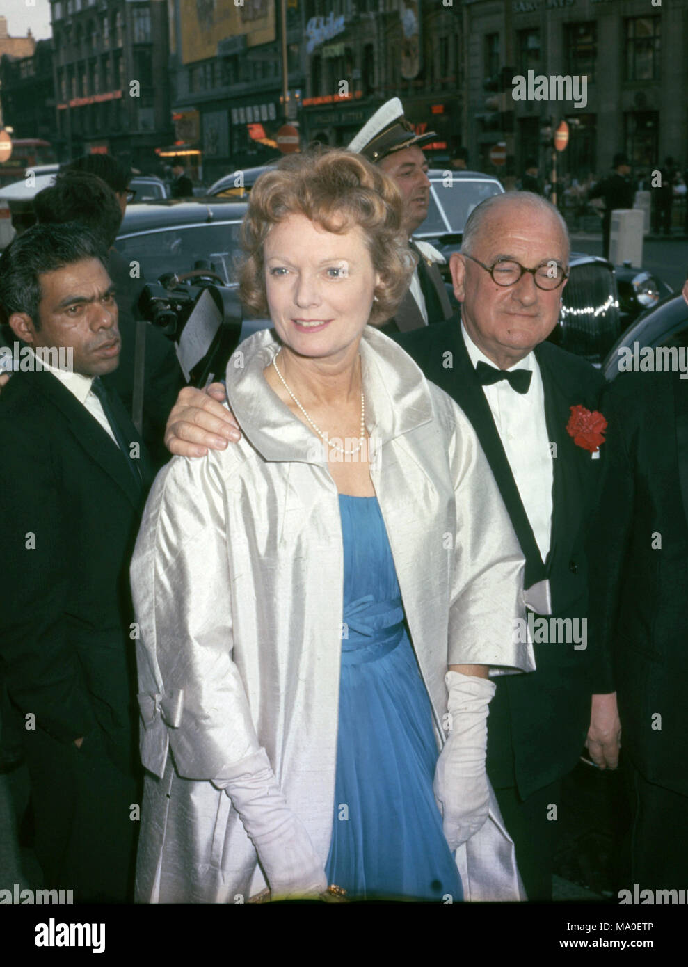 ANNA NEAGLE (1904-1986) englische Schauspielerin mit Ehemann Herbert Wilcox an einem London Premiere über 1965 Stockfoto