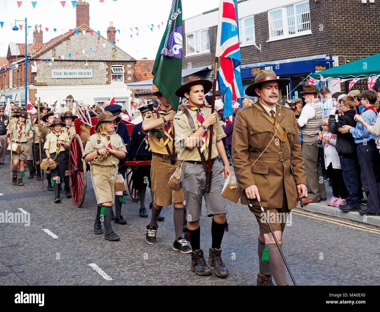 Ein Karneval Atmosphäre in den 40er Wochenende in Sheringham, Sept. 2017, Teil einer Veranstaltung, die von der Nördlichen Norfolk Bahn organisiert. Sieg Parade. Stockfoto
