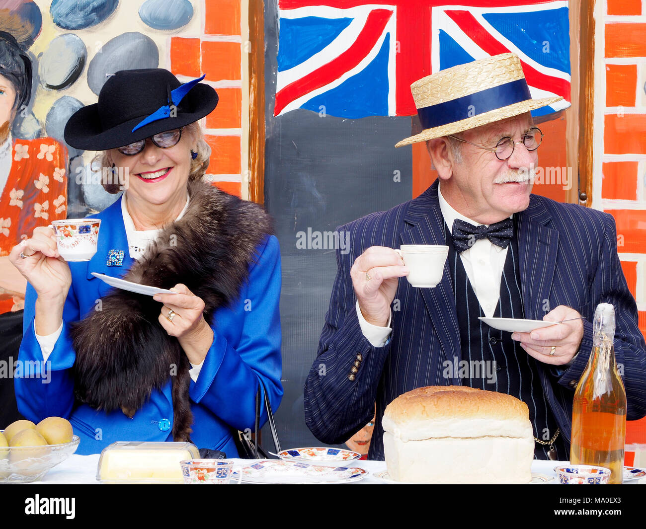 Ein Karneval Atmosphäre in den 40er Wochenende in Sheringham, Sept. 2017, Teil einer Veranstaltung, die von der Nördlichen Norfolk Bahn organisiert. VE Day Party. Stockfoto
