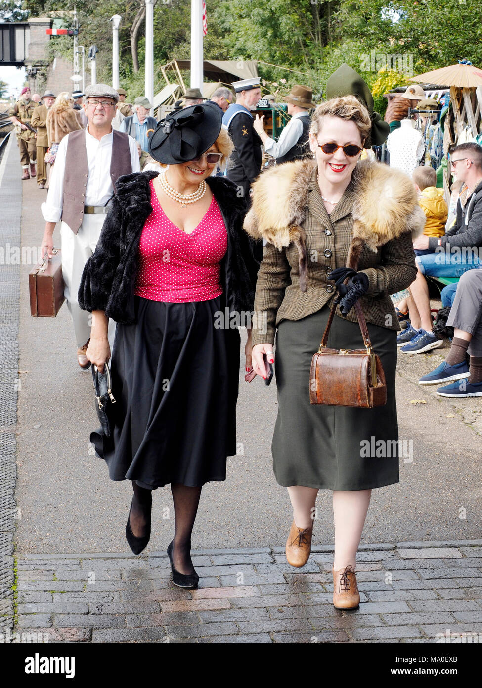 Ein Karneval Atmosphäre in den 40er Wochenende in Sheringham, Sept. 2017, Teil einer Veranstaltung, die von der Nördlichen Norfolk Bahn organisiert. Modische Damen. Stockfoto