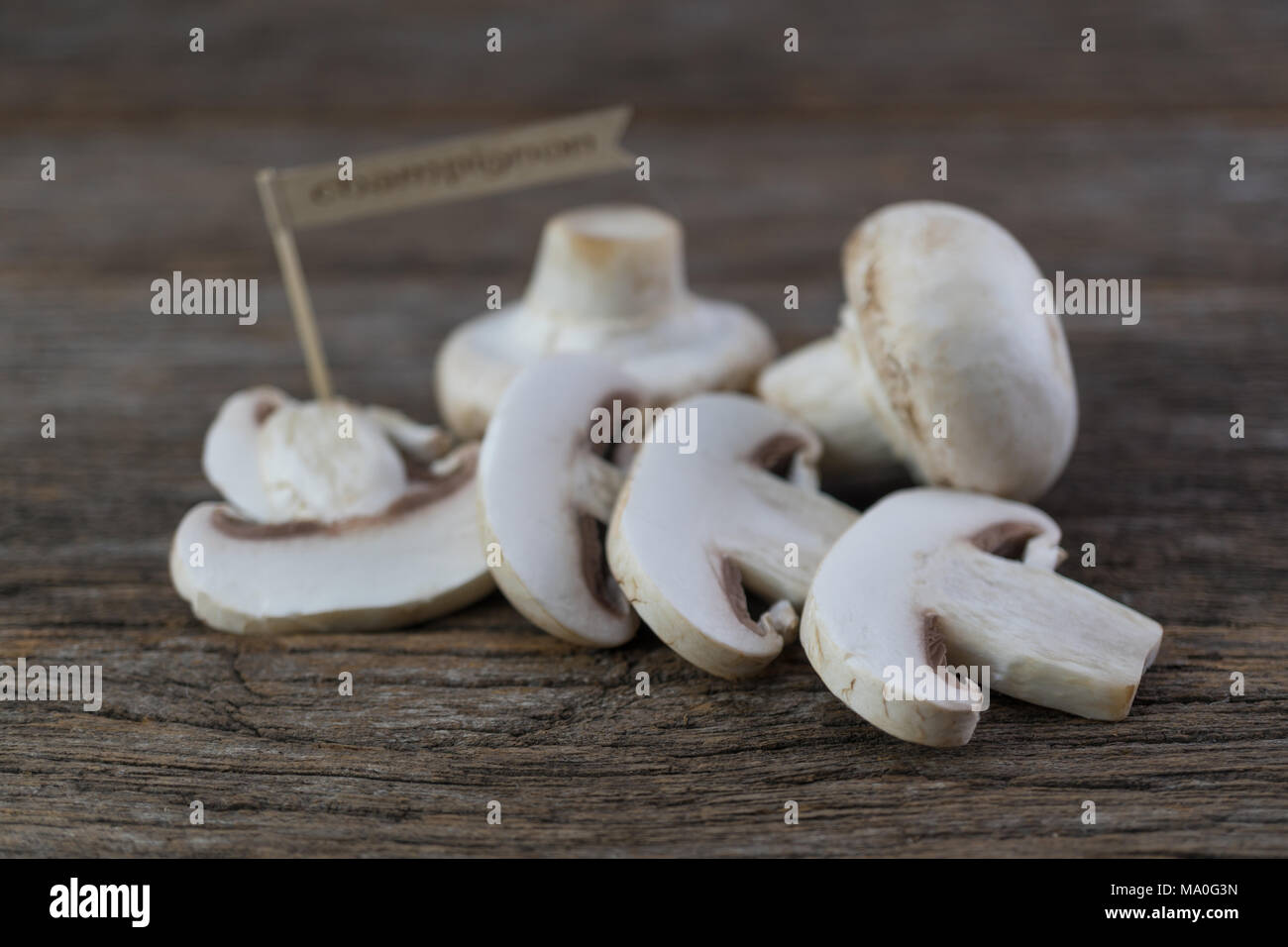 Frische organische champignon Pilze an Holz Hintergrund Stockfoto