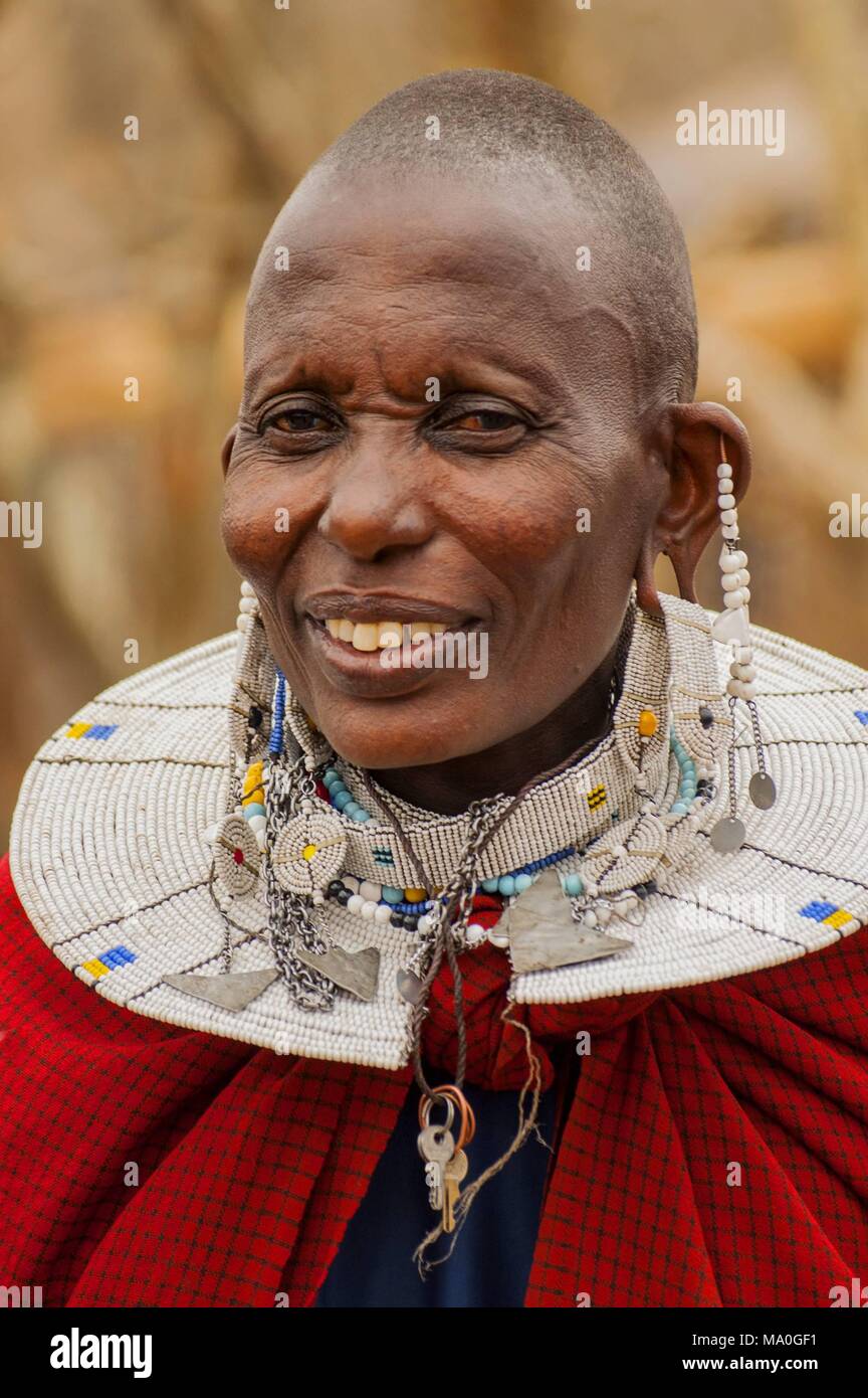 Porträt einer Massai-Frau aus Kenia mit bunten afrikanischen Perlen  Halskette Schmuck um den Hals Stockfotografie - Alamy