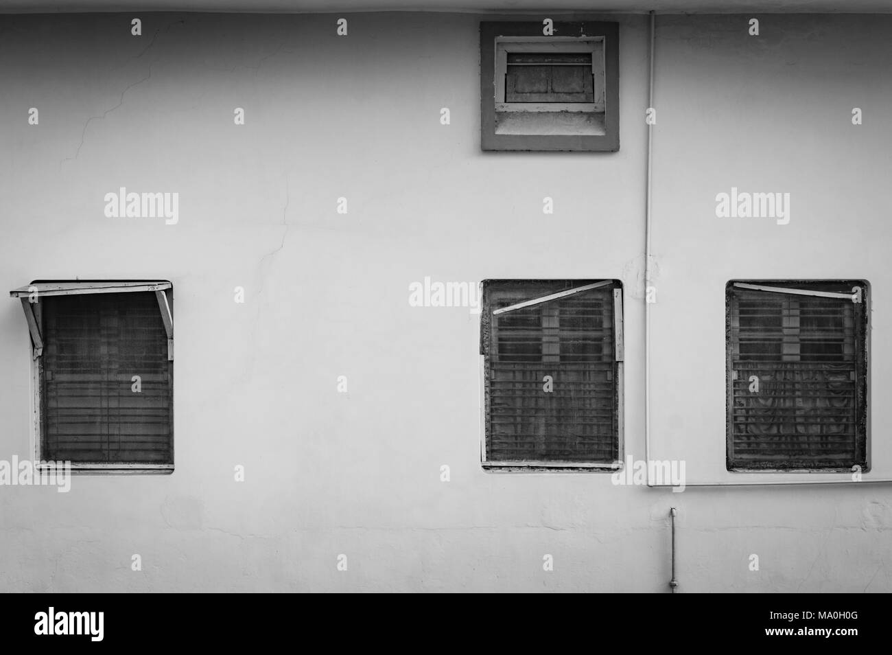 Architektonisch symmetrisch Foto von Windows und Rohren, Allahabad, Uttar Pradesh, Indien Stockfoto