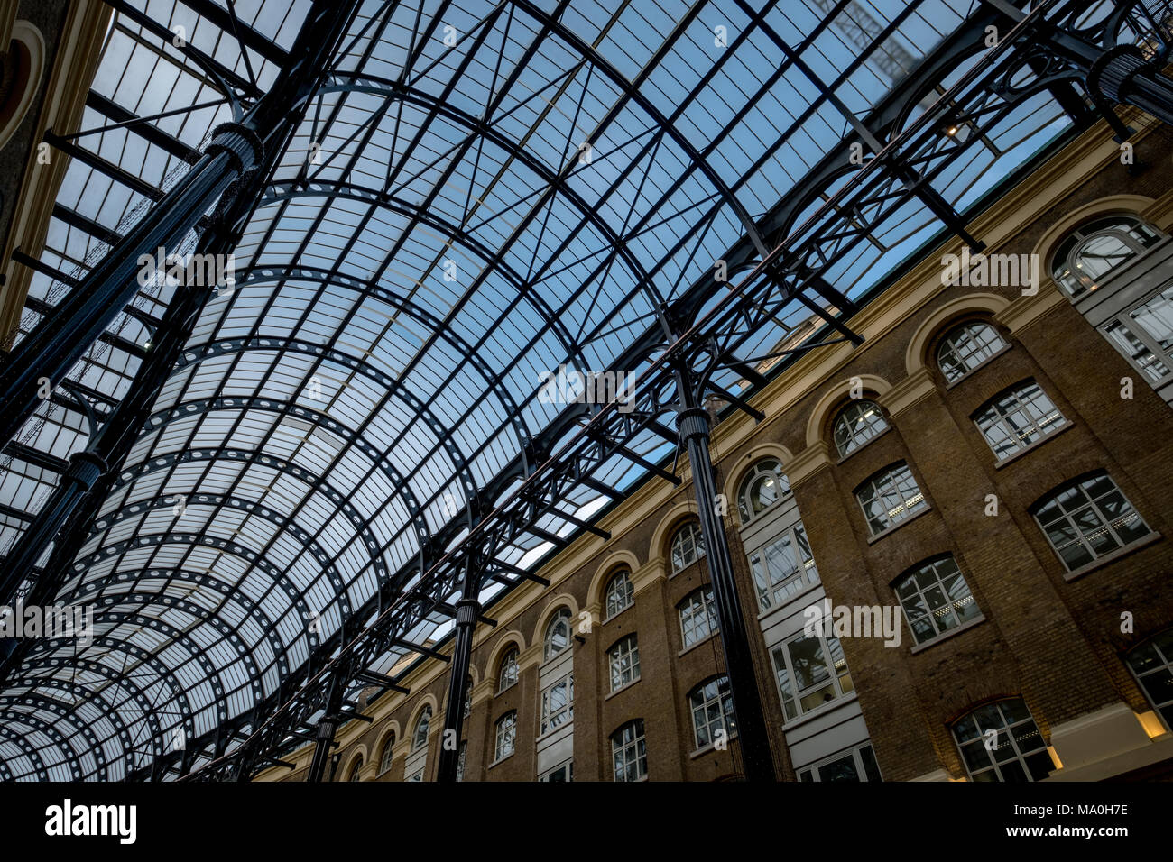 Gläserne Decke bei Hay's Galleria, gemischt genutzte Gebäude südlich der Themse in Southwark zwischen London Brdige und Tower Bridge Stockfoto