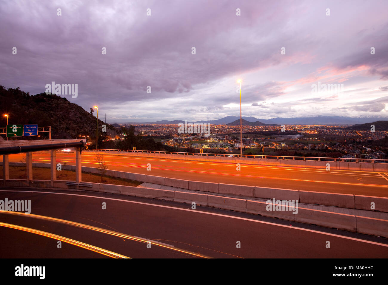Autobahn und Panoramablick auf der westlichen Seite der Stadt, Vitacura, Santiago, Chile Stockfoto