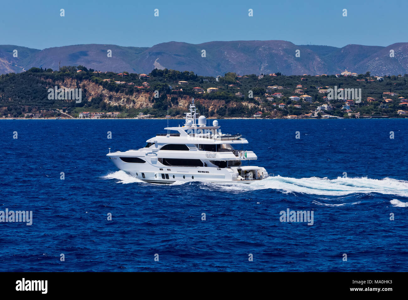 Große private Motoryacht auf See Stockfoto