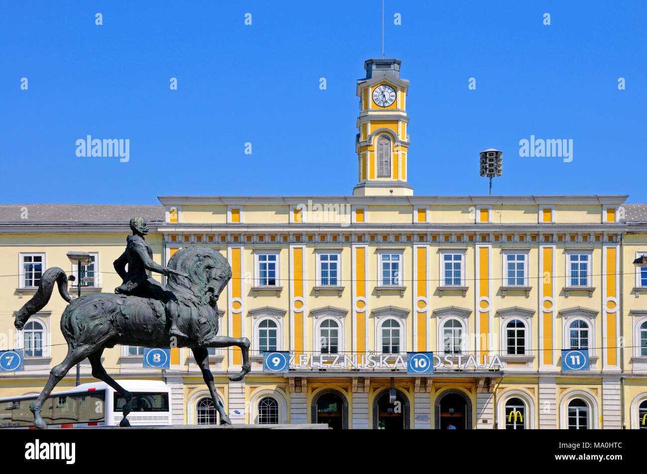 Ljubljana, Slowenien. Reiterstandbild von General Rudolf Maister ('Vojanov" 1874 - 1934: Offizier und Dichter) Vor dem Hauptbahnhof Stockfoto