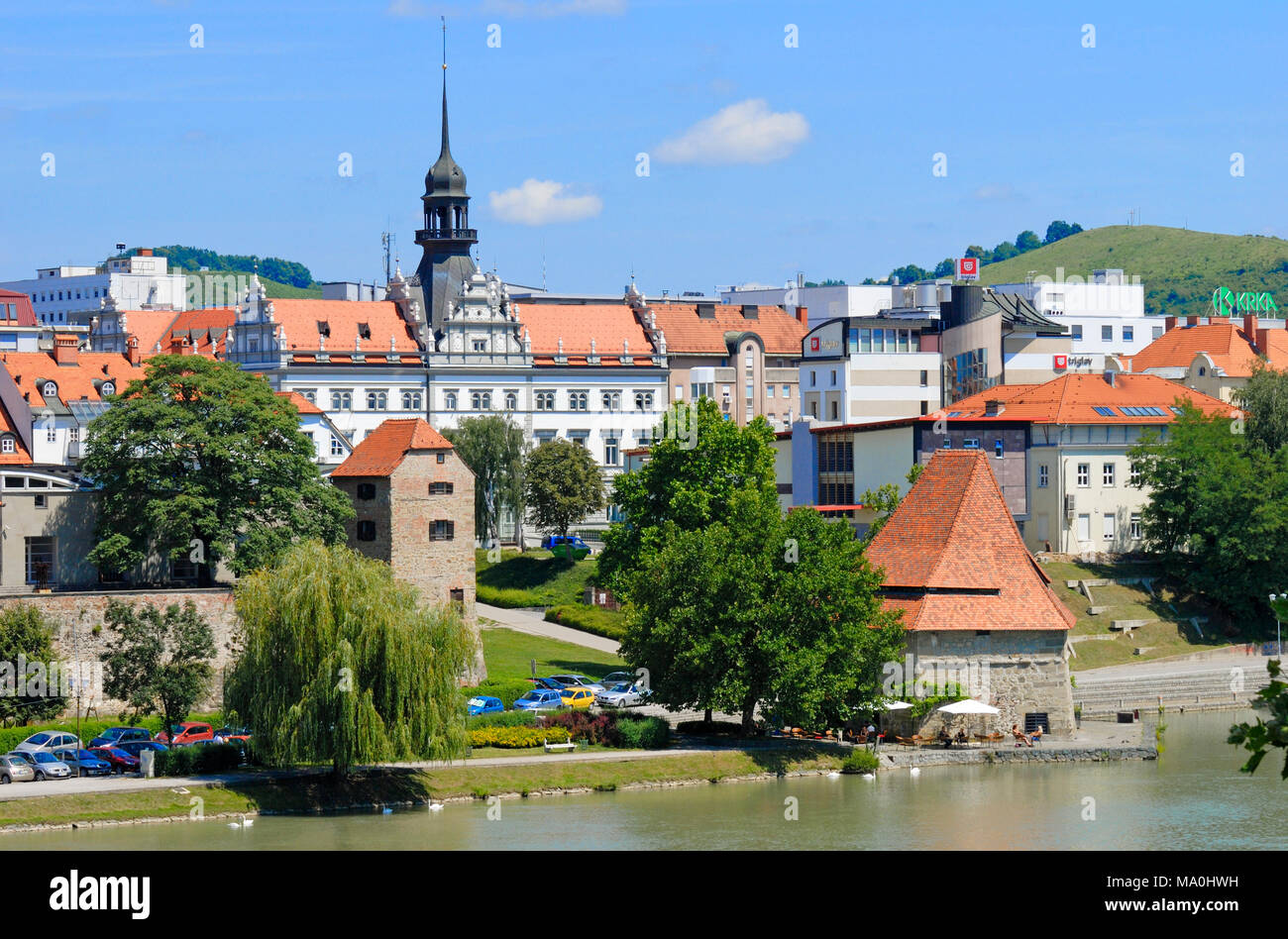Stajerska Maribor, Slowenien. Nationale Hall (Narodni Dom - 1897-98; Tschechische Architekten Jan Veyrich) und jüdischen Turm (Zidovski Stolp) aus gesehen Stockfoto