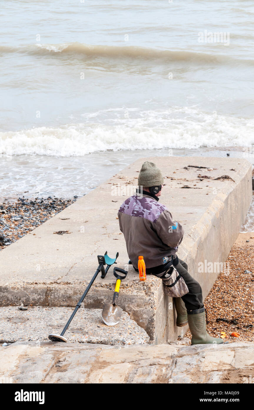Ein Metall detectorist nimmt einen Bruch auf Strand von Ramsgate. Stockfoto