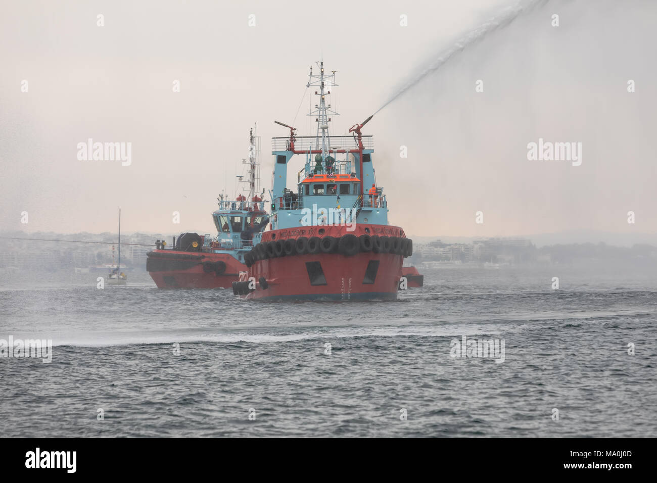 Thessaloniki, Griechenland - 7. Oktober 2017: Feuer Schiffe wirft Wasser während erlischt bei einem Brand in einer Übung im Hafen von Thessaloniki Stockfoto