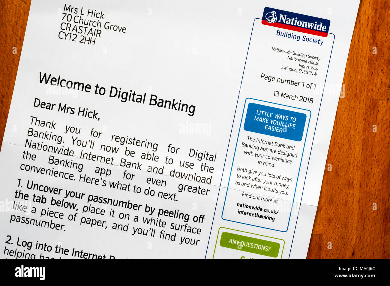 Nationwide Building Society schreiben in großer Schrift, die Begrüßung eines Kunden mit digitalen Banking. NB: Einzelheiten anonymisiert wurden. Stockfoto